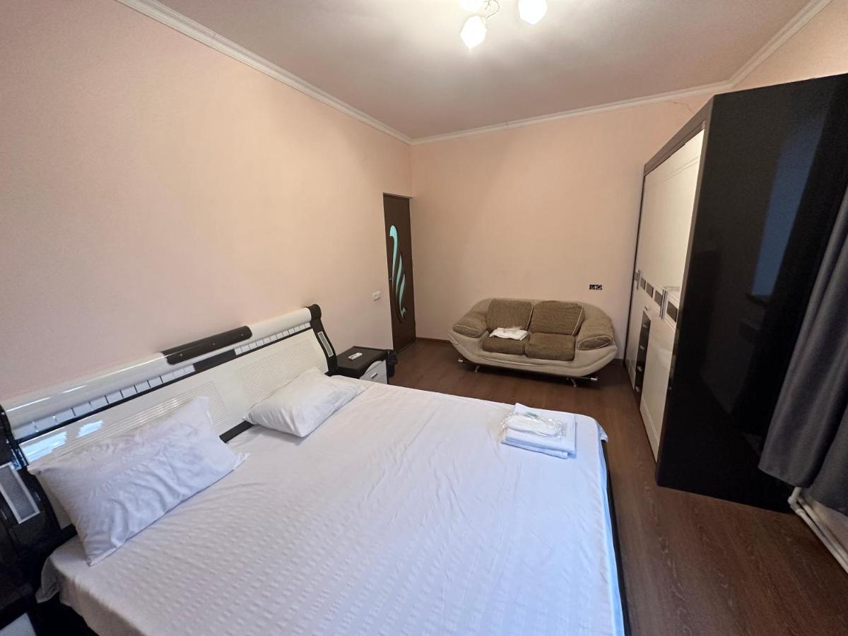 Favorit Hotel-Hostel Yerevan Bagian luar foto