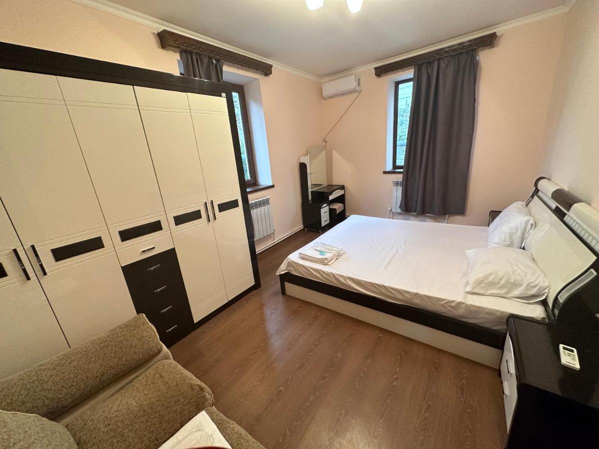 Favorit Hotel-Hostel Yerevan Bagian luar foto